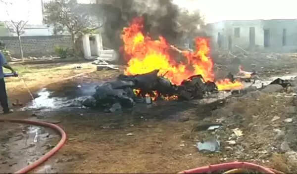 ഇന്ത്യന് നാവിക സേനയുടെ പൈലറ്റില്ലാ വിമാനം പോര്ബന്തറില് തകര്ന്ന് വീണു