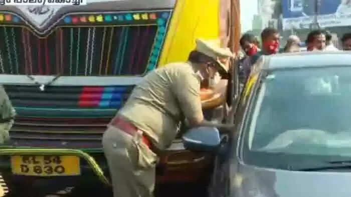ഉദ് ഘാടനം നടന്ന് നിമിഷങ്ങള്ക്കകം പാലാരിവട്ടം പാലത്തില് അപകടം