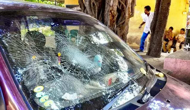 കോടതി പരിസരത്ത് സംഘര്ഷം; അഭിഭാഷകനെ തലയ്ക്കടിച്ച് കൊന്നു