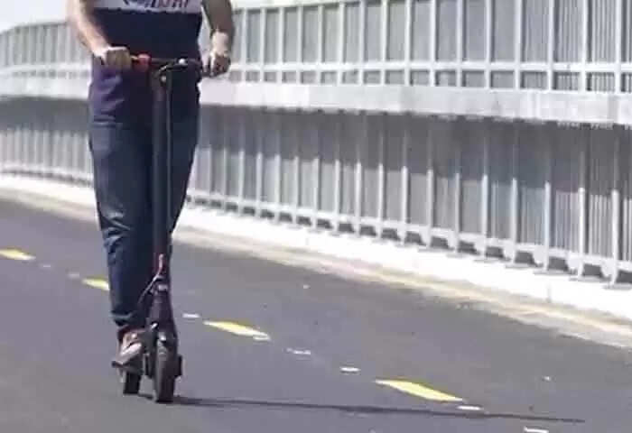 Warning | നടപ്പാതയില് സൈകിളും സ്കൂടറും ഓടിച്ചാല് 500 ദിര്ഹം വരെ പിഴ ചുമത്തും; മുന്നറിയിപ്പുമായി അബൂദബി പൊലീസ്