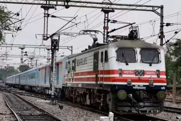 കേന്ദ്ര ബഡ്ജറ്റ് 2018-19: റെയില്വേയ്ക്ക് മാത്രം 1,48,528 കോടിയുടെ പദ്ധതികള്, ആദ്യ ആധുനിക തീവണ്ടി ഈ വര്ഷം തന്നെ ഓടും, എല്ലാ സ്റ്റേഷനുകളിലും ട്രെയിനുകളിലും വൈഫൈയും സിസിടിവിയും