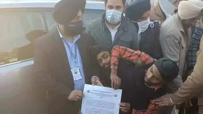 പരമരഹസ്യം! പഞ്ചാബ് തെരഞ്ഞെടുപ്പില് സയാമീസ് ഇരട്ടകള് ഒരുമിച്ച് രണ്ട് വോട് ചെയ്തു, ആര്ക്കാണെന്നറിയാന് ആകാംക്ഷ