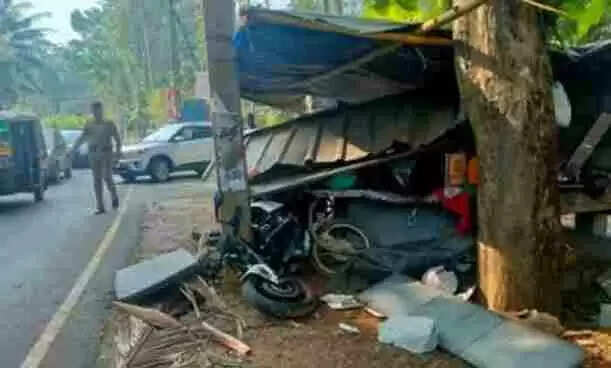 നിയന്ത്രണംവിട്ട ബൈക് വൈദ്യുതി തൂണിലേക്കും തട്ടുകടയിലേക്കും ഇടിച്ചു കയറി; എന്ജിനീയറിങ് വിദ്യാര്ഥിക്ക് ദാരുണാന്ത്യം