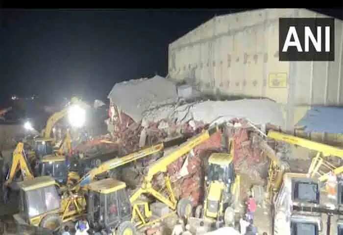 Roof Collapsed | യുപിയില് ഉരുളക്കിഴങ്ങ് ഗോഡൗണിന്റെ മേല്ക്കൂര തകര്ന്ന് 8 മരണം; 11 പേരെ രക്ഷപ്പെടുത്തി; നിരവധി പേരെ കാണാതായി; രക്ഷാപ്രവര്ത്തനം തുടരുന്നു; അനുശോചനം രേഖപ്പെടുത്തി യോഗി ആദിത്യനാഥ്