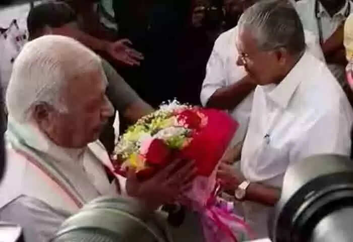 Governor | പൂച്ചെണ്ട് നല്കിയ മുഖ്യമന്ത്രിയുടെ മുഖത്ത് പോലും നോക്കിയില്ല; നയ പ്രഖ്യാപനം ഒരു മിനിറ്റില് അവസാനിപ്പിച്ച് ഗവര്ണര്; അമ്പരന്ന് സഭ