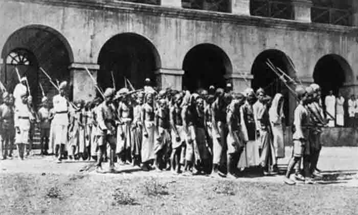 മലബാർ കലാപ നേതാക്കളെ സ്വാതന്ത്ര്യ സമര പട്ടികയിൽ നിന്ന് ഒഴിവാക്കാനുള്ള നീക്കത്തെ വിമർശിച്ച് ചരിത്രകാരന്മാർ; രാഷ്ട്രീയ പ്രേരിതമെന്ന് എം ജി എസ് നാരായണൻ; പുതിയ തെളിവുകളുടെ ആവശ്യമില്ലെന്ന് ഡോ. കെ എൻ കുറുപ്പ്