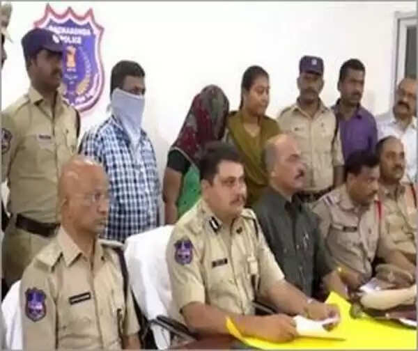 ചന്ദ്രഗ്രഹണം നടക്കുന്ന ദിവസം ബലിനല്കിയാല് ഭാര്യയുടെ മാറാരോഗം മാറുമെന്ന് ആഭിചാരക്രിയ നടത്തുന്നയാള്; റോഡ് വക്കില് ഉറങ്ങിക്കിടക്കുകയായിരുന്ന നാടോടി സംഘത്തില് നിന്നും പിഞ്ചുകുഞ്ഞിനെ തട്ടിയെടുത്ത് ബലി നല്കിയ ടാക്സി ഡ്രൈവര് അറസ്റ്റില്