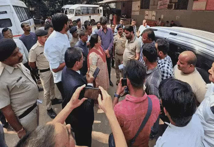 Accidental Death | സൂറത് റെയില്വേ സ്റ്റേഷനില് തിക്കിലും തിരക്കിലുംപെട്ട് ഒരാള് മരിച്ചു; നിരവധി പേര്ക്ക് പരുക്ക്