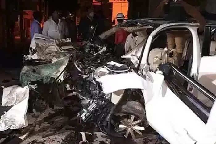 ബെൻഗ്ളൂറിൽ വൈദ്യുത പോസ്റ്റില് ഇടിച്ച കാര് നടപ്പാതയിലേക്ക് പാഞ്ഞുകയറി തമിഴ്നാട് എംഎല്എയുടെ മകനും മരുമകളും ഉള്പെടെ ഏഴുപേര് മരിച്ചു