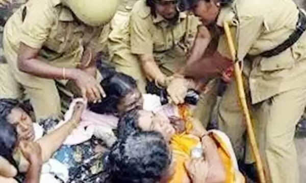 സൈബര് സിറ്റിയുടെ ഭൂമി കൈയേറി എന്.സി.പി പ്രവര്ത്തകര് കെട്ടിയ കുടില് പോലീസ് പൊളിച്ചുമാറ്റി