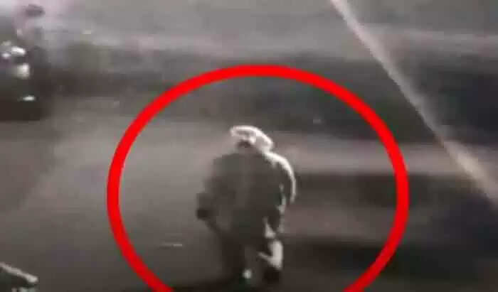 മുകേഷ് അംബാനിയുടെ വസതിക്ക് മുന്നില് സ്ഫോടക വസ്തുക്കളടങ്ങിയ വാഹനം ഉപേക്ഷിച്ചയാളുടെ സി സി ടി വി ദൃശ്യങ്ങള് പുറത്ത്; എത്തിയത് പി പി ഇ കിറ്റ് ധരിച്ച്, പോയത് നിര്ത്തിയിട്ടിരുന്ന മറ്റൊരു വാഹനത്തില്