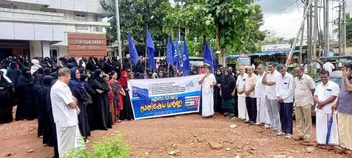 Protest | 'തൊഴിലുറപ്പ് പദ്ധതിയെ സംരക്ഷിക്കുക, തൊഴില് ദിനങ്ങളും വേതനവും വര്ധിപ്പിക്കുക'; വിവിധ ആവശ്യങ്ങള് ഉന്നയിച്ച് നടത്തിയ എസ് ടി യു ധര്ണയില് പ്രതിഷേധമിരമ്പി