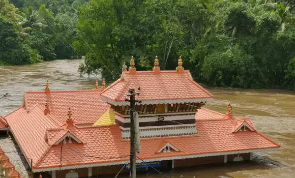 കനത്ത മഴ: തിരുവനന്തപുരത്ത് താഴ്ന്ന പ്രദേശങ്ങളിൽ വെള്ളം കയറി, അരുവിക്കര ഡാമിന്റെ അഞ്ചു ഷട്ടറുകള് തുറന്നു