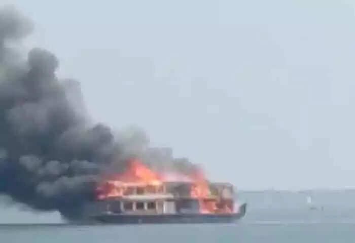 Fire | ആലപ്പുഴയില് ഹൗസ് ബോടില് തീപ്പിടിത്തം; പാചകക്കാരന് പരിക്ക്