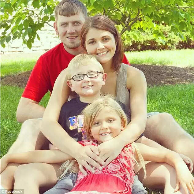 ഭര്ത്താവിന്റെ ശവപ്പെട്ടിക്കു മുന്നില് ചിരിച്ചുകൊണ്ടുനില്ക്കുന്ന ഭാര്യയും മക്കളും