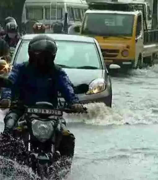 Kochi Waterlogging | കൊച്ചി നഗരത്തിലെ വെള്ളക്കെട്ടില് വീണ് വീട്ടമ്മയുടെ കാലുകള് ഒടിഞ്ഞു; ജോലിക്ക് പോകാനാകാതെ ദുരിതത്തില് തയ്യല്ക്കാരി