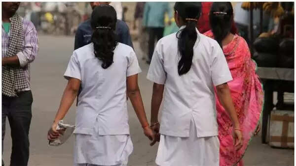 മൂന്നു ഗര്ഭിണികള് ഉള്പ്പടെ ഇരുപതോളം മലയാളി നഴ്സുമാര് ഹോസ്റ്റലില് കുടുങ്ങിക്കിടക്കുന്നു; സഹായത്തിനായി നോര്ക്കയില് ബന്ധപ്പെട്ടിട്ടും ഫലമുണ്ടായില്ല, വീട്ടുകാര് അയച്ചു കൊടുക്കുന്ന പണത്തിലാണ് ദിവസം തള്ളി നീക്കുന്നതെന്ന് നഴ്സുമാര്