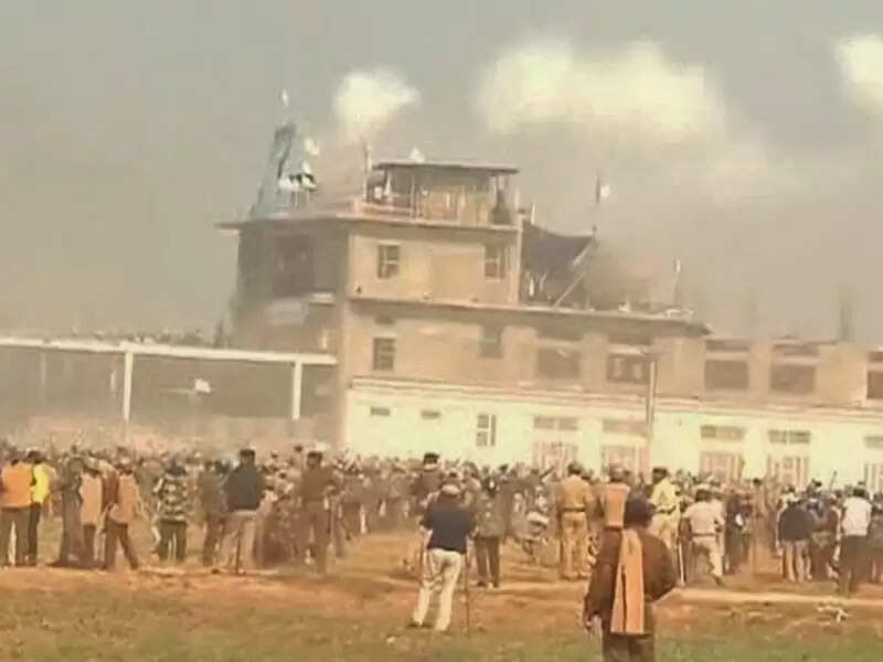 അര്ദ്ധസൈനീക വിഭാഗം ഹിസാറിലേയ്ക്ക്; രാം പാലിന്റെ ആശ്രമത്തില് നിന്നും 6 മൃതദേഹങ്ങള് കണ്ടെടുത്തു