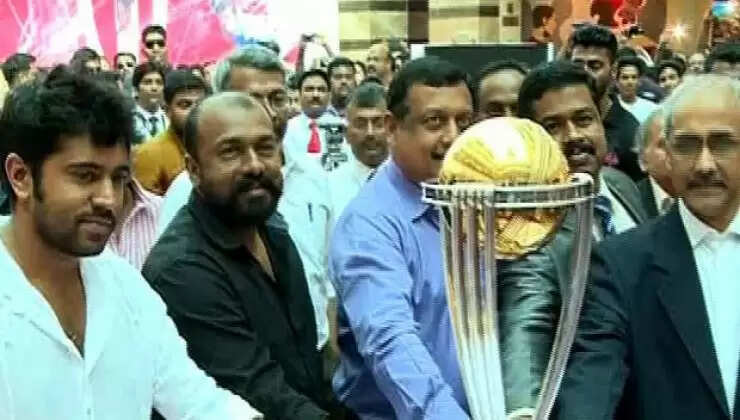 ക്രിക്കറ്റ് പ്രേമികള്ക്ക് ആവേശമുണര്ത്തി ലോകകപ്പ് ട്രോഫി കൊച്ചിയിലെത്തി
