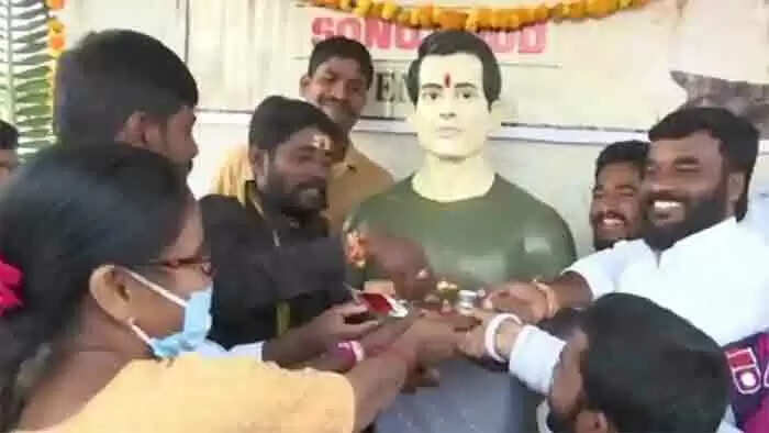 വില്ലന് വേഷങ്ങളില് തിളങ്ങിയ സോനു സൂദിന് വേണ്ടി അമ്പലം പണിത് ആരാധകര്