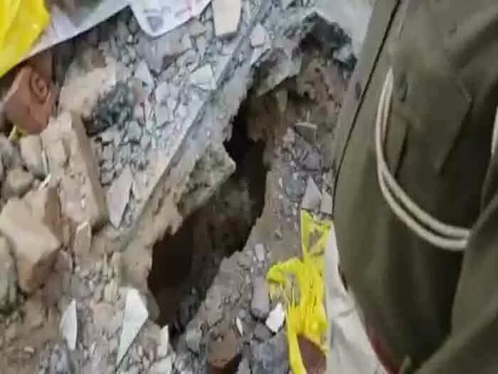 90 ലക്ഷം മുടക്കി വീട് വാങ്ങി, 20 അടി നീളത്തില് 15 അടി താഴ്ചയുള്ള തുരങ്കമുണ്ടാക്കി ഡോക്ടറുടെ വീട്ടില് മോഷണം; കവര്ന്നത് അടിത്തറയില് കുഴിച്ചിട്ടിരുന്ന വെള്ളി ശേഖരം