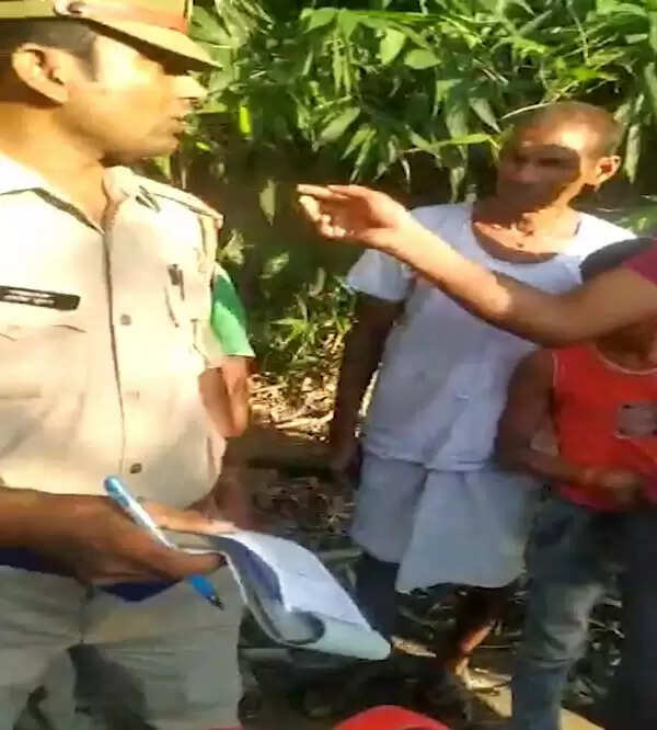 പകരത്തിന് പകരം; നിയമ ലംഘനം നടത്തിയാല് ജനങ്ങളെ മാത്രം ശിക്ഷിച്ചാല് പോര; ഹെല്മറ്റ് ധരിക്കാത്ത എസ് ഐയെക്കൊണ്ട് പിഴ അടപ്പിച്ച് നാട്ടുകാര്