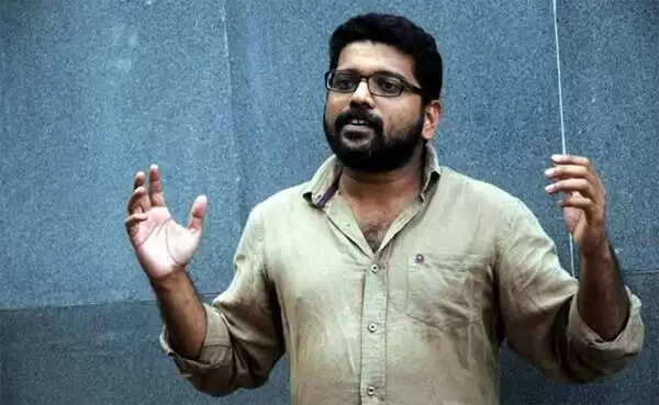 എഡിറ്റിംഗ് ടേബിളിൽ നിന്ന് മഹേഷ് ക്യാമറയ്ക്ക് പിന്നിലേക്ക്