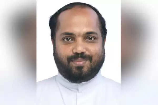വൈദികന്റെ മരണത്തില് ദുരൂഹത; ബാഹ്യ ഇടപെടല് ഉണ്ടായോ? ആത്മഹത്യയാണെന്ന വാദത്തിന് കുരുക്കായി കൈയിലെ കെട്ടും കല്ലും
