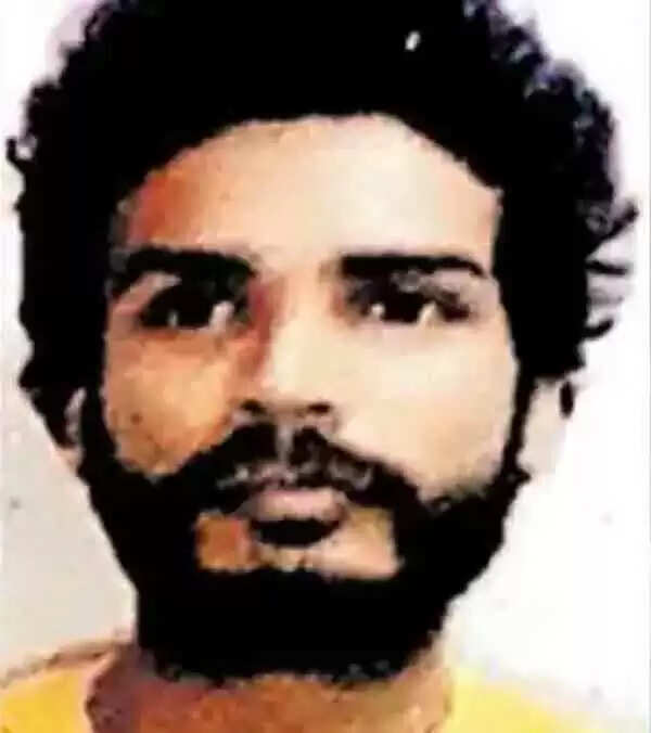 റിസോര്ടിന്റെ ഗെയ്റ്റിനു മുന്നിലെ റോഡരികില് മരിച്ച നിലയില് 29 കാരന്; അച്ഛന് മരിച്ചതറിയാതെ മൃതദേഹത്തിനരികെ ഏങ്ങി കരഞ്ഞുക്കൊണ്ട് 3 വയസുള്ള ഇരട്ടക്കുട്ടികള് കഴിഞ്ഞത് മണിക്കൂറുകളോളം