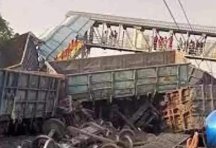 Train Derailed | ഗുഡ്സ് ട്രെയിന് പാളം തെറ്റി യാത്രക്കാര്ക്ക് നേരെ പാഞ്ഞുകയറി; 3 സ്ത്രീകള്ക്ക് ദാരുണാന്ത്യം, 7 പേര്ക്ക് പരിക്ക്