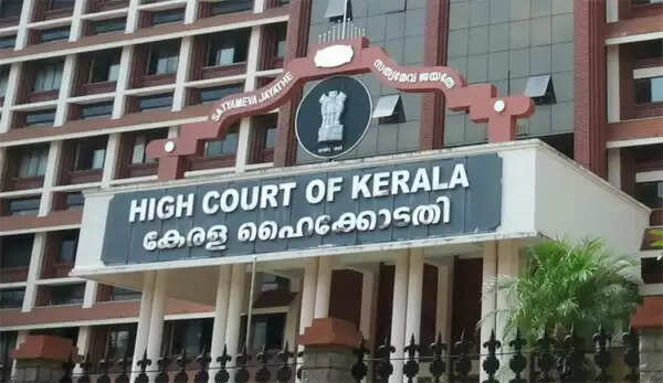 വാളയാറില് കുടുങ്ങിയവര്ക്ക് കേരളത്തിലേക്ക് പ്രവേശിക്കാന് അനുമതി നല്കാം: ഹൈക്കോടതി