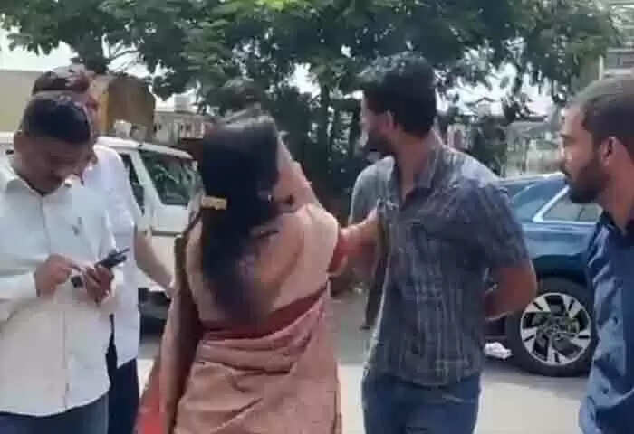 Controversy | 'മുന്സിപല് കോര്പറേഷന്റ വീട് പൊളിച്ചതുമായി ബന്ധപ്പെട്ട തര്ക്കം; എന്ജീനിയറെ പരസ്യമായി തല്ലി എം എല് എ'; കുറ്റബോധമില്ലെന്ന് വിശദീകരണം; വീഡിയോ പുറത്ത്