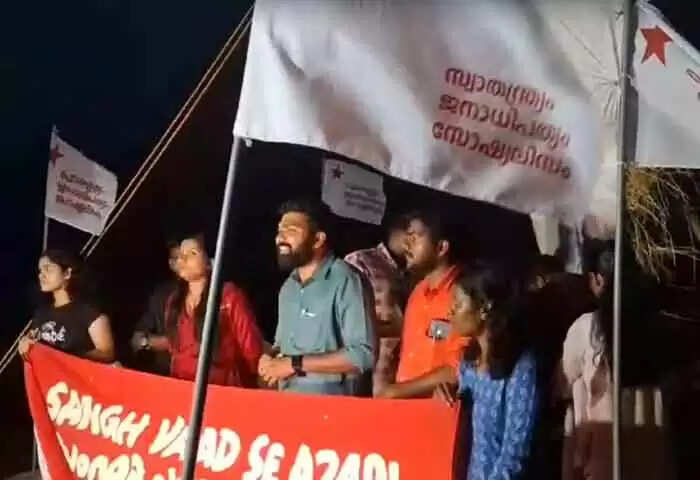 Protest | ഗവർണർക്കെതിരെ എസ് എഫ് ഐ പ്രതിഷേധം: പയ്യാമ്പലത്ത് 30 അടി ഉയരമുള്ള കോലം കത്തിച്ചു