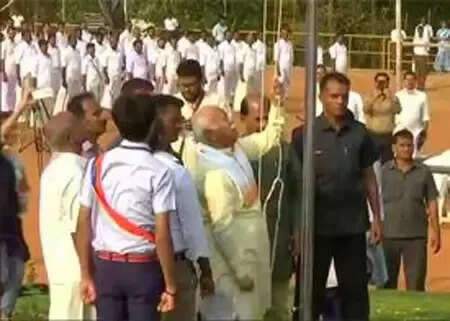 വിവാദങ്ങള്ക്കിടെ വീണ്ടും മോഹന് ഭഗവത് പാലക്കാട് കല്ലേക്കാട് വ്യാസവിദ്യാപീഠം സ്കൂളില് പതാക ഉയര്ത്തി; സംഭവം റിപ്പബ്ലിക് ദിനത്തില് ദേശീയ പതാക ഉയര്ത്തുന്നതിലെ സര്ക്കാര് മാര്ഗനിര്ദേശം ലംഘിച്ചാണെന്ന് ആക്ഷേപം