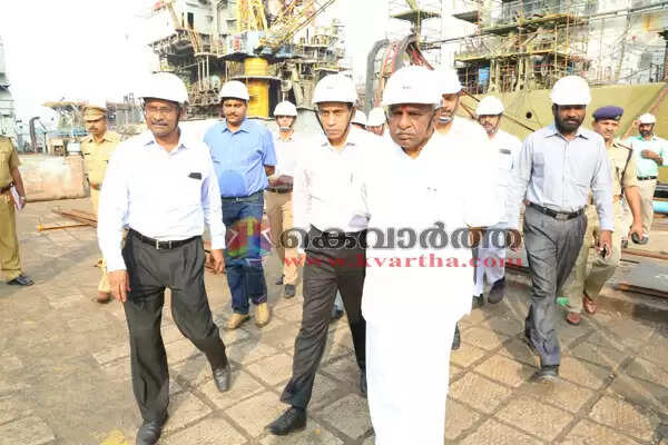 കൊച്ചി കപ്പല് അപകടം: മരിച്ചവരുടെ ആശ്രിതര്ക്ക് 10 ലക്ഷം നഷ്ടപരിഹാരം; കുടുംബാംഗത്തിന് യോഗ്യതയ്ക്കനുസരിച്ച് തൊഴില്, മക്കള്ക്ക് ഡിഗ്രി പൂര്ത്തിയാക്കുംവരെ വിദ്യാഭ്യാസ സഹായം