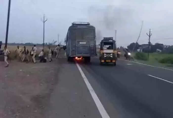 Accidental Death | പൊലീസ് ബസ് ബൈകുകളുമായി കൂട്ടിയിടിച്ച് 3 യുവാക്കള് തല്ക്ഷണം മരിച്ചു, ഒരാള് ജീവനോടെ അഗ്നിക്കിരയാകുന്ന വീഡിയോ വൈറല്; രോഷാകുലരായി നാട്ടുകാര്