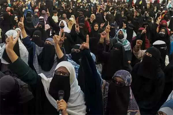 ഗാസിയാബാദില് ഹിജാബ് നിരോധനത്തിനെതിരായി ബുര്ഖ ധരിച്ച് പ്രതിഷേധിച്ച മുസ്ലീം സ്ത്രീകള്ക്ക് നേരെ പൊലീസിന്റെ ലാതി ചാര്ജ്; പ്രതിഷേധക്കാരെ അടിക്കുന്ന വീഡിയോ ദൃശ്യങ്ങള് പുറത്ത്, വ്യാപക വിമര്ശനം