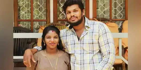 ഉത്ര വധക്കേസ്; ഭര്ത്താവ് സൂരജിന്റെ അടൂരിലെ വീട്ടിലെത്തി ക്രൈംബ്രാഞ്ച് സംഘം രണ്ടാം തവണയും തെളിവെടുപ്പു നടത്തി; ബാങ്ക് ലോക്കര് തുറന്നു
