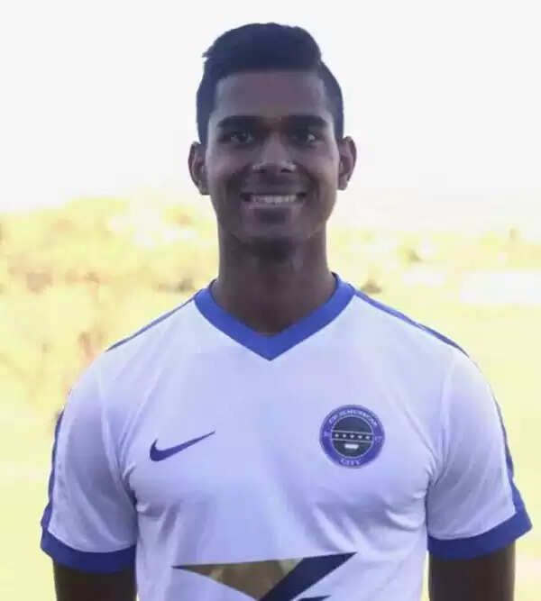 കൊമ്പന്മാര് രണ്ടും കല്പ്പിച്ച് തന്നെ; മലാഗ സിറ്റി അക്കാദമിയില് നിന്ന് യുവ ഡിഫന്ഡര് ബ്ലാസ്റ്റേഴ്സിലേക്കെത്തുന്നു