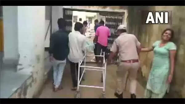 Death | രാജസ്താനില് തിക്കിലും തിരക്കിലും പെട്ട് ക്ഷേത്രദര്ശനത്തിനെത്തിയ 3 പേര് മരിച്ചു; 3 കുട്ടികള് ഉള്പെടെ 7 പേര്ക്ക് പരുക്ക്; അനുശോചനം രേഖപ്പെടുത്തി പ്രധാനമന്ത്രി