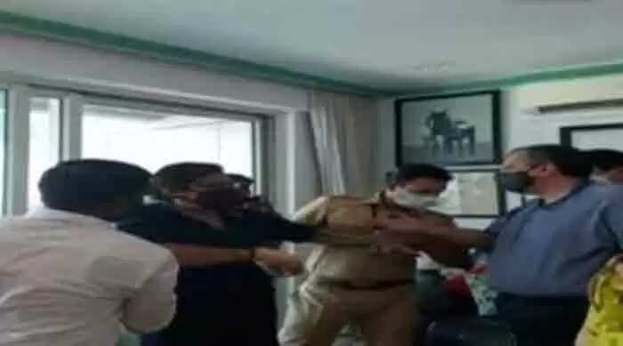 പൊലീസ് തന്നെയും കുടുംബാഗങ്ങളെയും കയ്യേറ്റം ചെയ്തുവെന്ന് അറസ്റ്റിലായ റിപ്പബ്ലിക് ടിവി എഡിറ്റര് അര്ണബ് ഗോസ്വാമി; ബലംപ്രയോഗിച്ച് വാനില് കയറ്റുന്നതിന്റെ ദൃശ്യങ്ങള് പുറത്ത്