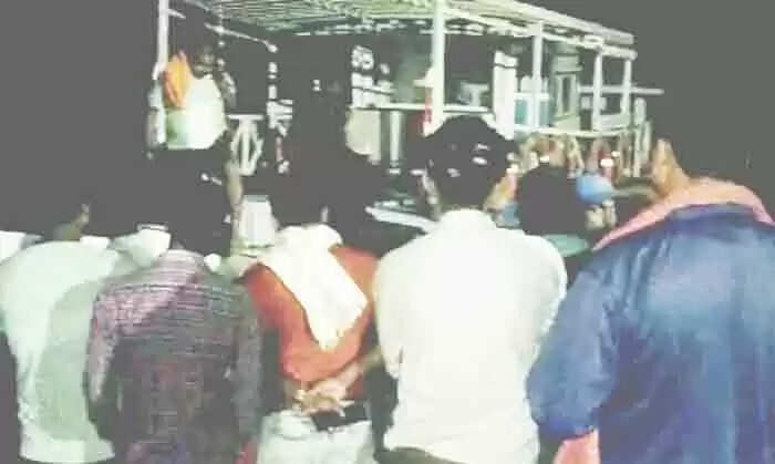 ഗംഗാനദിയില് ചരക്ക് കപ്പല് മറിഞ്ഞുണ്ടായ അപകടത്തില് 10 പേര് മുങ്ങിമരിച്ചു; 12 ഓളം ട്രകുകളും വെള്ളത്തില് പതിച്ചു; അപകടത്തിന് കാരണം അമിത ഭാരമെന്ന് നിഗമനം