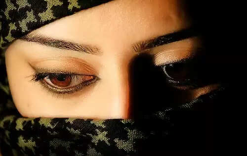 ഒരേ സമയം രണ്ട് ഭര്ത്താക്കന്മാരുള്ള യുവതിക്ക് ഒരു വര്ഷം തടവ്
