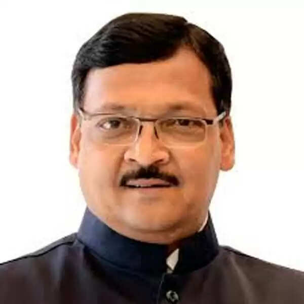 മന്ത്രിയായാലും തന്ത്രിയായാലും മാസ്ക്ക് വേണം, മാസ്ക്ക് ധരിക്കാത്തതിന് പിഴയടച്ച് മന്ത്രിയും