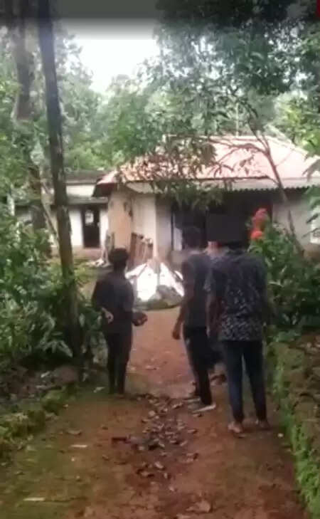 സഹോദരിക്ക് അശ്ലീല സന്ദേശമയച്ചയാളെ ഭീഷണിപ്പെടുത്തുകയും മര്ദിക്കുകയും ചെയ്ത് വിഡിയോ സമൂഹ മാധ്യമങ്ങളിലൂടെ പ്രചരിപ്പിച്ചു; നാലംഗ സംഘം പിടിയില്; പിടിയിലായവരില് പ്രായപൂര്ത്തിയാകാത്തവരും