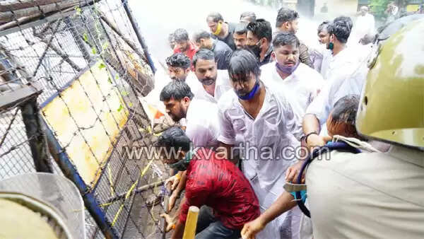 യുവമോര്ച്ച കണ്ണൂര് കലക്ടറേറ്റ് മാര്ച്ചില് സംഘര്ഷം: പൊലീസ് ജലപീരങ്കി പ്രയോഗിച്ചു