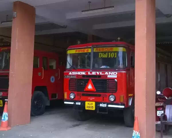 കരിപ്പൂരില് രക്ഷാപ്രര്ത്തനത്തിന് പോയ ശേഷം നിരീക്ഷണത്തിലായിരുന്ന രണ്ട് ഫയര്ഫോഴ്സ് ഉദ്യോഗസ്ഥര്ക്ക് കോവിഡ്