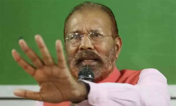 സൊഹ്റാബുദ്ദീന് ഷെയ്ഖ് വ്യാജ ഏറ്റുമുട്ടല്ക്കൊലക്കേസില് ഉള്പ്പെടെ പ്രതി ചേര്ക്കപ്പട്ടിരുന്ന വന്സാരയ്ക്ക് വിരമിച്ച ശേഷം മുന്കാല പ്രാബല്യത്തോടെ സ്ഥാനക്കയറ്റം നല്കി ഗുജറാത്ത് സര്ക്കാര്