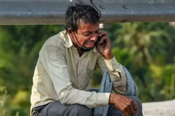 മൊബൈല് ഫോണ് ചെവിയില് ചേര്ത്ത് വെച്ച് കവിള്ത്തടത്തിലെ ഞരമ്പുകളെല്ലാം വലിഞ്ഞ് മുറുകി ഒരു മുതിര്ന്ന മനുഷ്യന് കരയുന്നു, സോഷ്യല് മീഡിയയില് വൈറലായ ആ ഫോട്ടോയ്ക്ക് പിന്നിലെ കഥയുമായി ഫോട്ടോ ഗ്രാഫര്