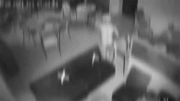 'ഒരാള്ക്ക് മാത്രം കടക്കാവുന്ന തരത്തില് ഗ്ലാസ് തുരന്ന് അകത്ത് കയറും പിന്നെ വിവസ്ത്രനായി ചുറ്റിതിരിഞ്ഞ് മോഷണം'; സിസിടിവി ദൃശ്യങ്ങള് ലഭിച്ചതോടെ പ്രതിക്കായി തെരച്ചില് ഊര്ജിതമാക്കി പൊലീസ്